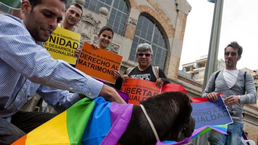 Integrantes de Diversitat, con banderas del arcoíris.