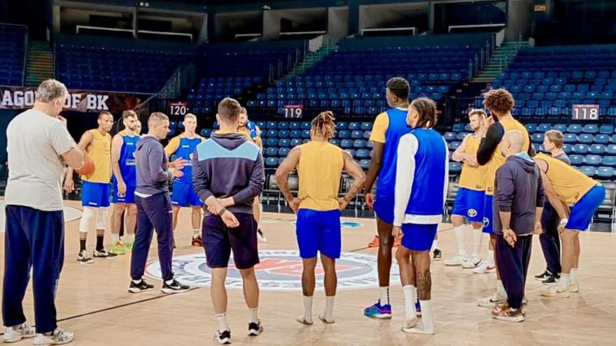 Jaka Lakovic, en el centro del rondo, habla con sus jugadores, ayer, en el escenario del partido.