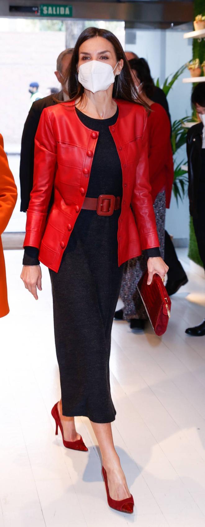El look de la reina Letizia, con chaqueta de cuero roja, para inaugurar la XI edición del Foro Contra el Cáncer