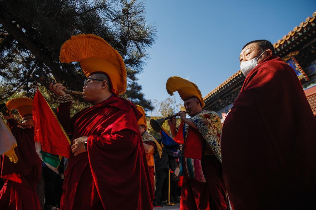 Monjes budistas bailan la Danza del Diablo en Pekín