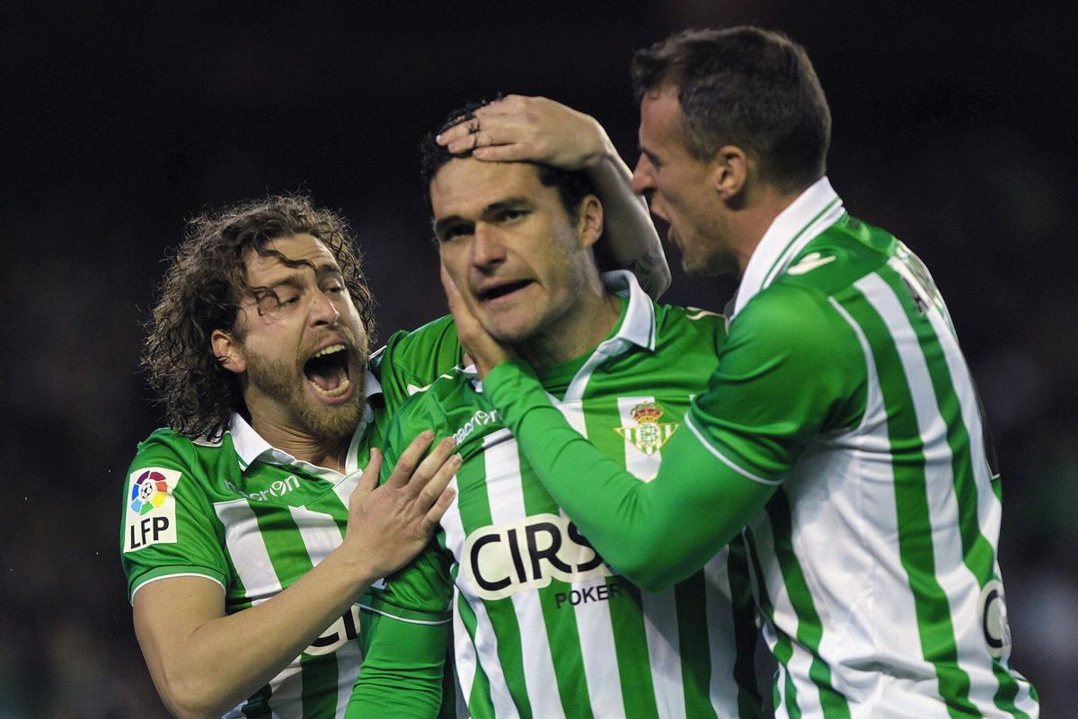 GRA259. SEVILLA, 24/02/2013.- El delantero del Betis Jorge Molina (c) celebra el gol marcado ante el Málaga, junto a sus compañeros Antonio Amaya (d), José Alberto Cañas (i) durante el partido de la vigésimo quinta jornada de Liga de Primera División disputado esta tarde en el estadio Benito Villamarín de Sevilla. EFE/PACO PUENTES. Fútbol. partidos. equipos. Real Betis. Málaga