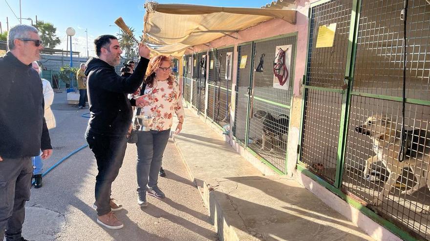Bendición de animales en el albergue municipal de animales por el sacerdote de Pedro Payá