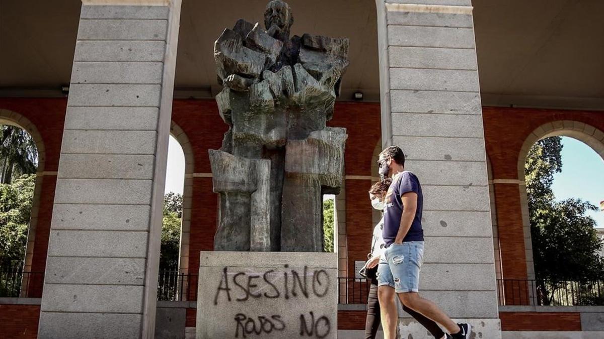 Pintada en la estatua de Largo Caballero