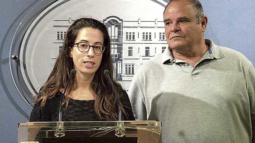 Sandra Espeja, consella insular, y el diputado Aitor Morras presentaron ayer las enmiendas.  podemos