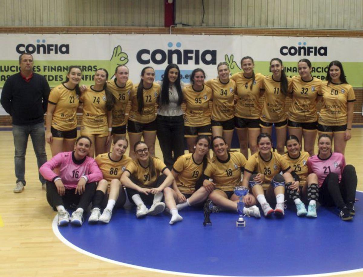 De arriba abajo, el Lobas Oviedo senior territorial, el Grupo Covadonga juvenil masculino y el Balonmano Gijón infantil femenino. | OBF / FBMPA