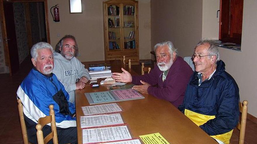 El puertorriqueño Enmanuel Díaz, primero por la izquierda, peregrino número 1.000 del albergue de Rionegro.