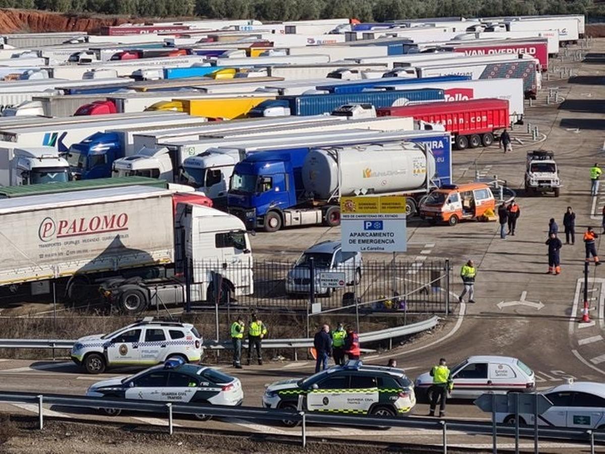 Imagen de archivo de camioneros en áreas de servicio de Jaén. Los camioneros convocan tres jornadas de huelga en diciembre.