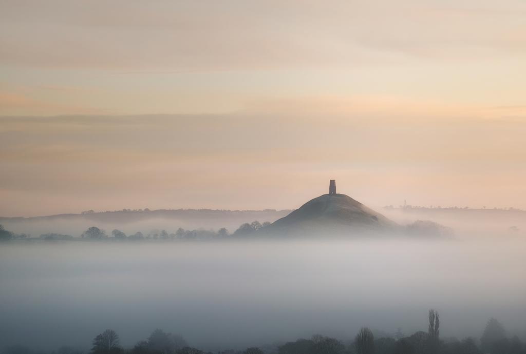 Glastonbury Tor sobre la bruma.