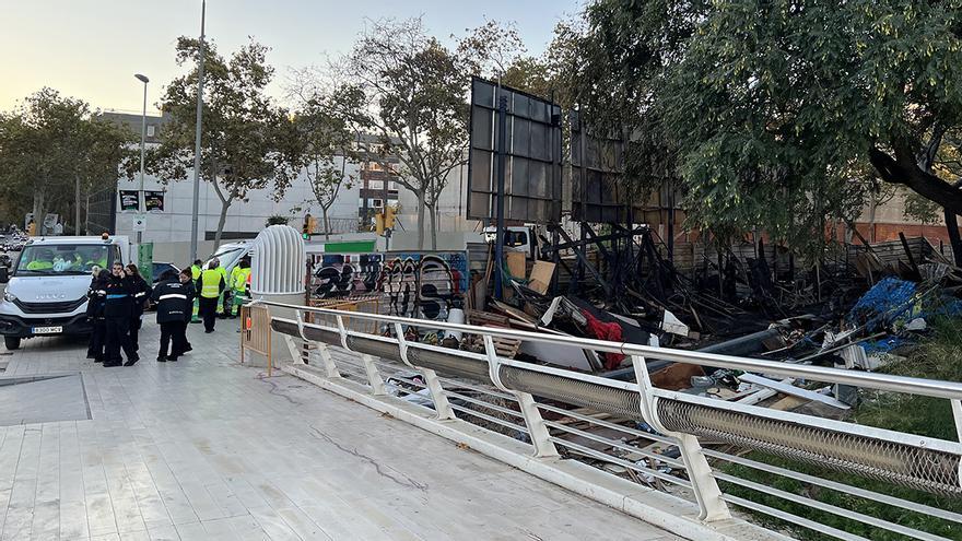 Dispositivo para desalojar el asentamiento de barracas de Barcelona que se incendió en la calle de Bac de Roda