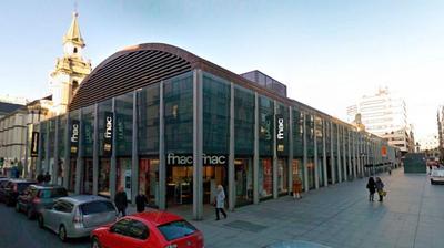 Vista exterior de la tienda FNAC en A Coruña.