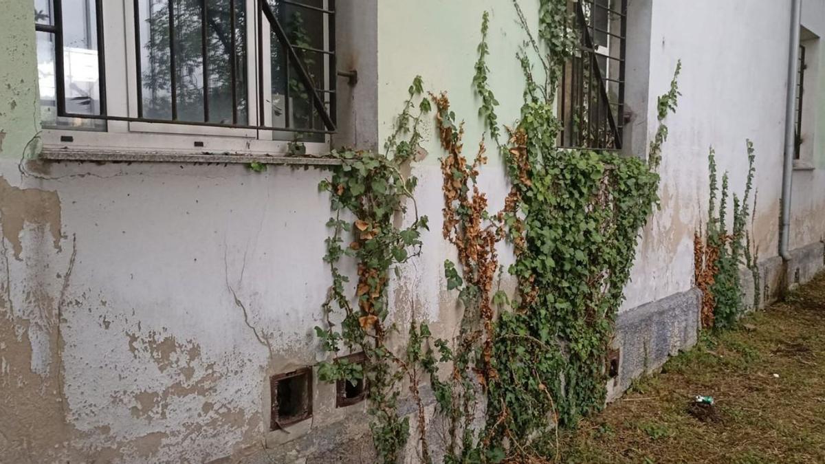 Estado de la fachada de las escuelas de Granda. |