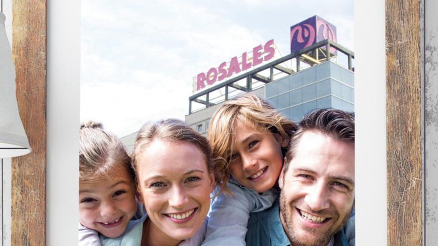 Una familia delante del centro comercial Los Rosales