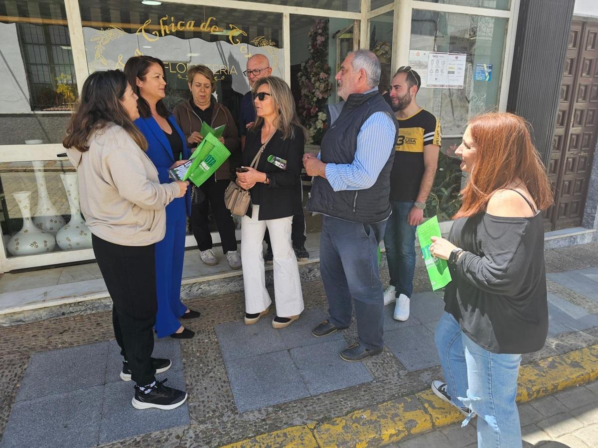 La candidata del PSOE por Córdoba al Parlamento de Andalucía, Silvia Mellado, habla con los vecinos de Fuente Obejuna, donde es alcaldesa.