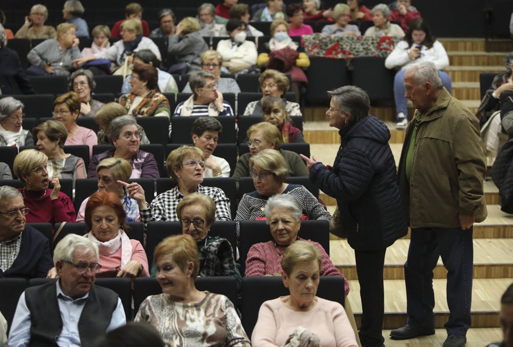 El grupo de teatro La Tardor llena el Mario Monreal de Sagunt con la obra "El sí de las niñas".