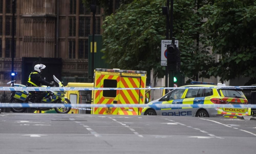 Arrestado un hombre tras estrellar su coche frente al Parlamento británico