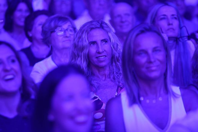 Las jugadoras del Valencia BC y miles de personas vibran con el primer concierto en el Roig Arena