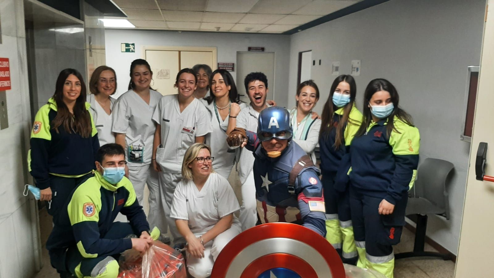 El Capitán América "aterriza" en el Hospital Lluís Alcanyís