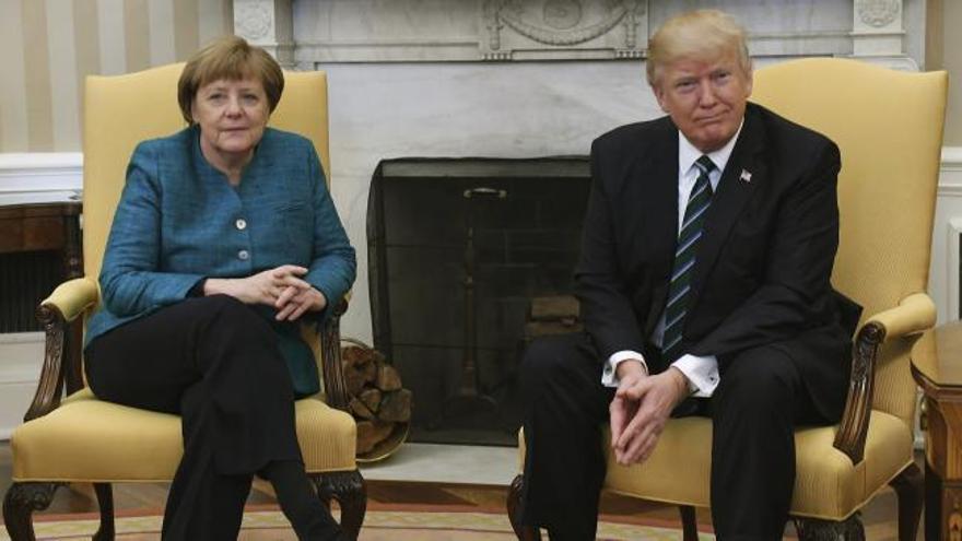 Trump se niega a dar la mano a Merkel ante los periodistas