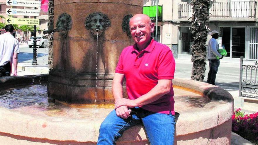 El candidato de la coalición Izquierda Unida, Podemos y Alianza Verde a la Alcaldía de Lorca, Pedro Sosa, en la fuente de la Plaza de la Estrella.