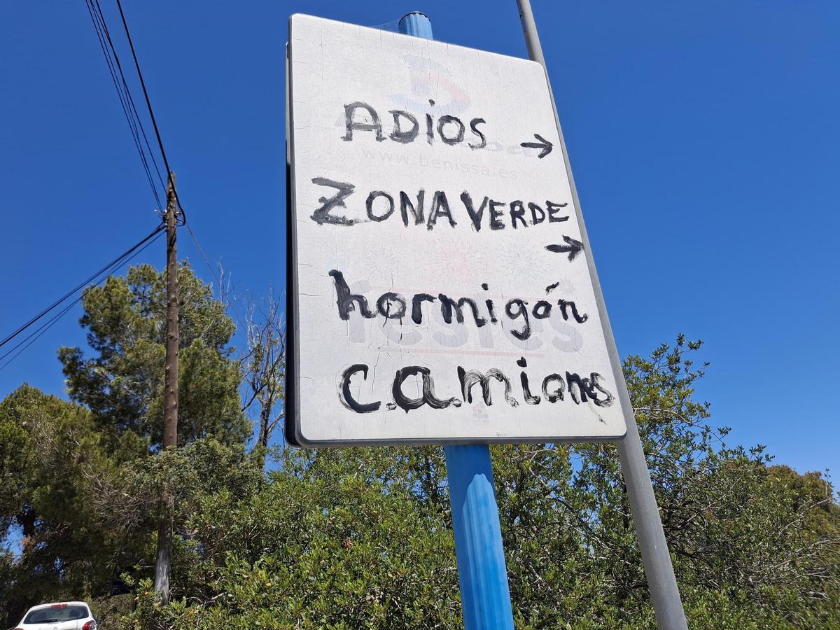 Pintadas aparecidas en carteles de la zona. La tala no se ha efectuado para construir chalés.