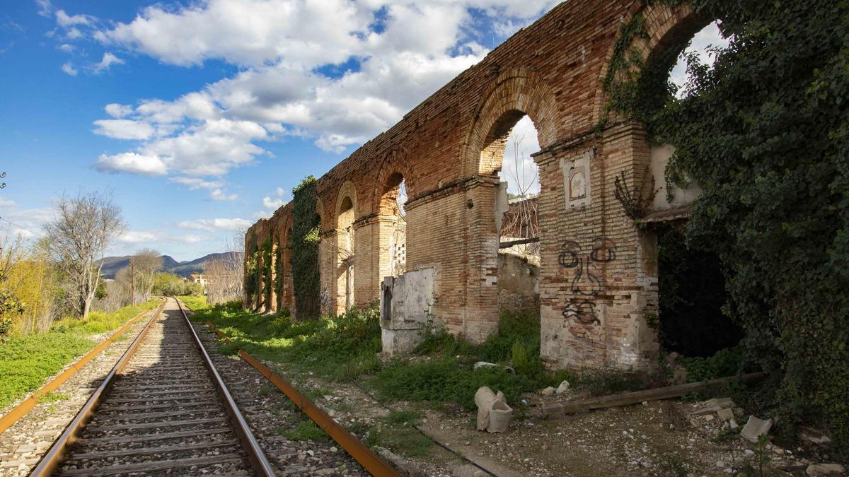 La antigua estación de Xàtiva agoniza frente a la renovación de la línea de Xàtiva-Alcoi