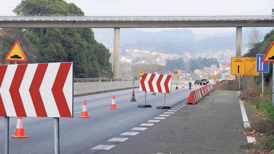 La señalización del corte y los desvíos es exhaustiva en la PO-10, con el puente que hay que derribar, y en todos los viales próximos // G. S.