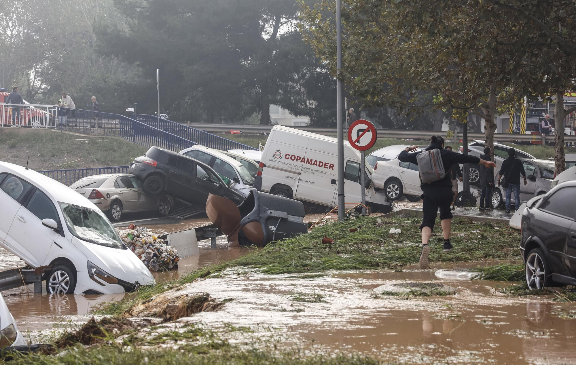 Vehículos destrozados tras el paso de la DANA por el barrio de La Torre de Valencia, a 30 de octubre de 2024, en Valencia, Comunidad Valenciana (España). La Comunitat Valenciana ha registrado la gota fría "más adversa" del siglo en la región. La Generalitat ha activado el procedimiento de múltiples víctimas por "prevención de lo que pueda venir", después de que el primer balance apunte a 51 víctimas mortales como consecuencia del temporal. En estos momentos, todavía hay personas esperando a ser rescatadas y puntos sin cobertura de telefonía y sin luz. 30 OCTUBRE 2024;DANA Rober Solsona / Europa Press 30/10/2024. Rober Solsona;