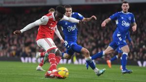 Bukayo Saka, jugador del Arsenal, anotó con este derechazo el 1-0 ante el Everton