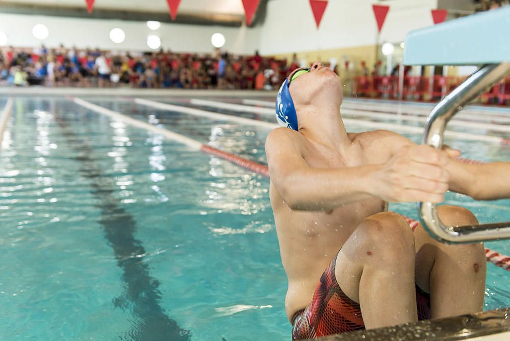 Más de 300 participantes y numeroso público asisten a la trigésimo primera edición del Trofeo Ciutat d'Eivissa de natación.