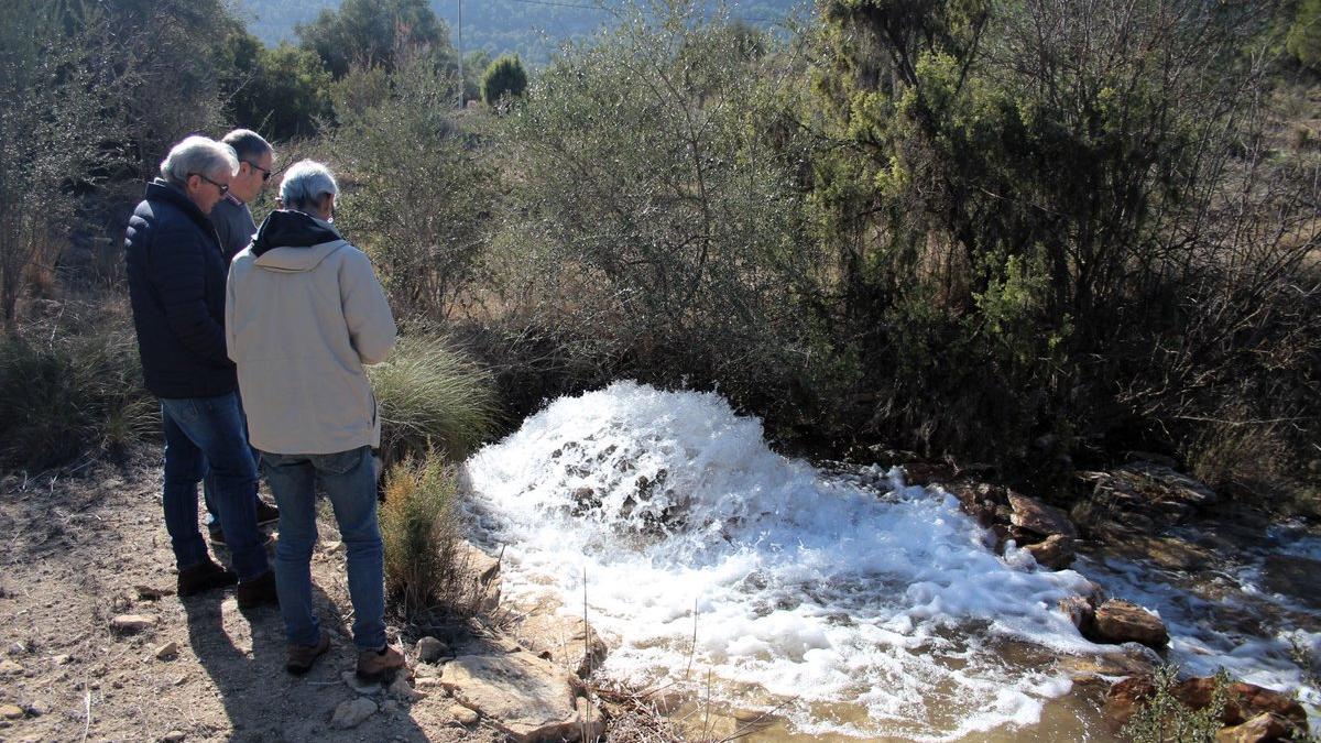 Técnicos de la Confederación Hidrográfica comprobando este viernes el estado de los pozos de Calasparra en Murcia que ayudarán a paliar la sequía.
