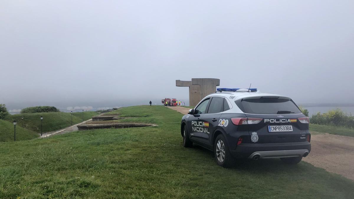 La Policía Local en el lugar donde encontraron el cuerpo sin vida de la joven gijonesa de 21 años.