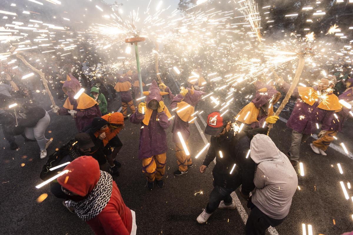 Los diables incendian el Passeig de Gràcia durante el correfoc de la Mercè.