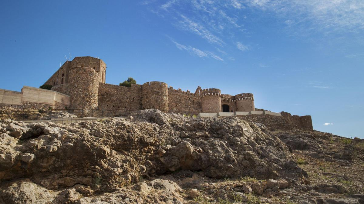 El Castillo de las 300 Torres o la plaza conocida popularmente como ‘Font de Dins’, dos de los emblemas de Onda.