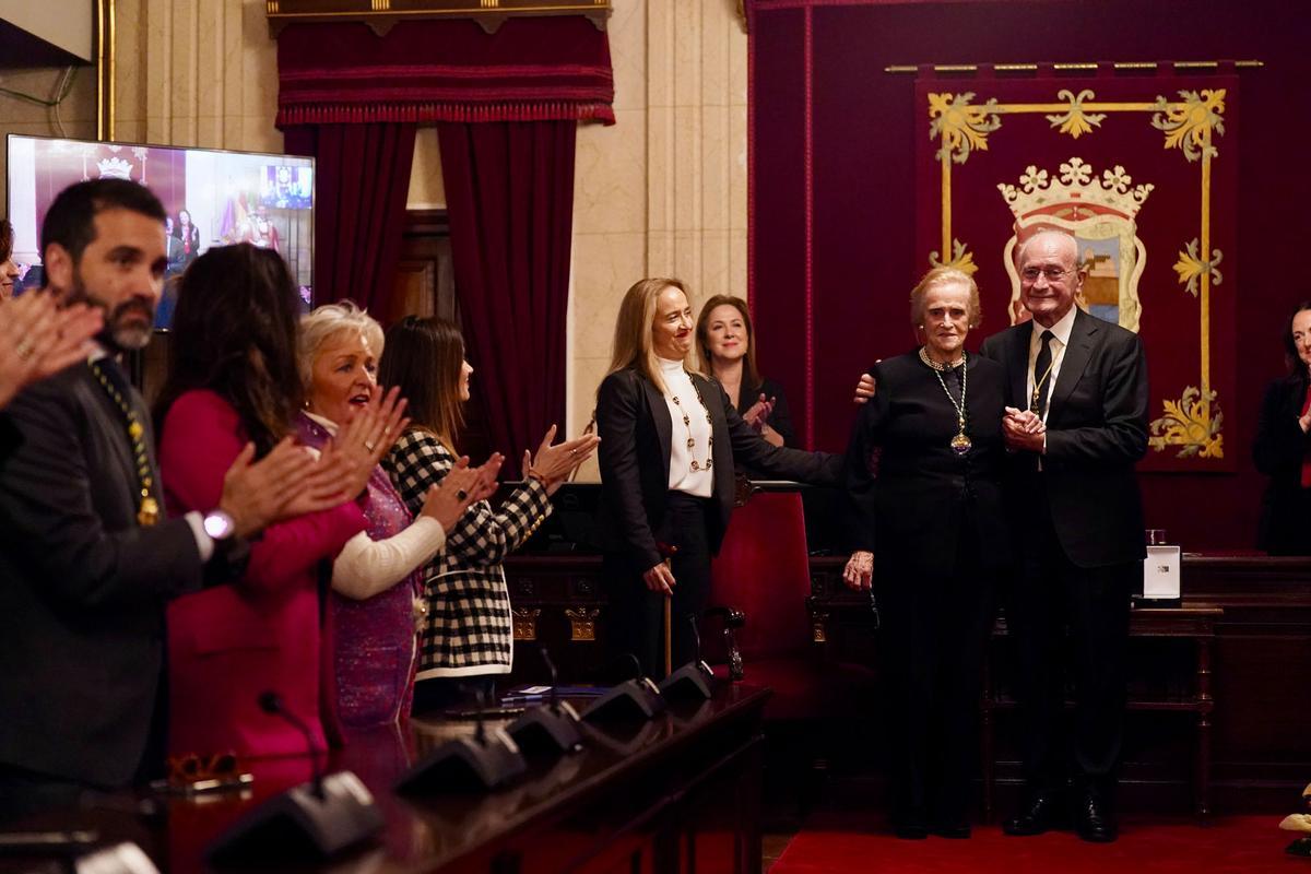 María Victoria Atencia recibe la medalla de la ciudad y el título de Hija Predilecta de Málaga.