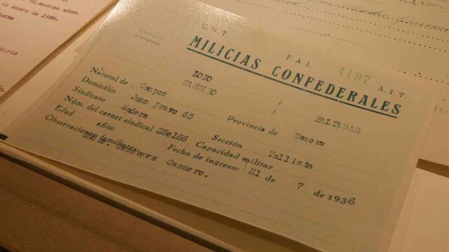 Carnet de las Milicias Confederales, expedido tres días después del inicio de la Guerra Civil.