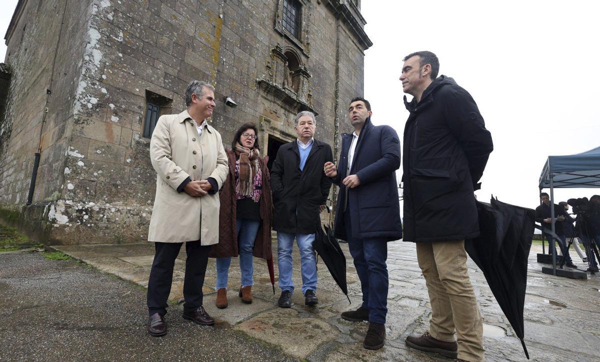 Las autoridades supervisaron ayer la nueva iluminación de Lérez, financiada al 100% por la Diputación. | GUSTAVO SANTOS