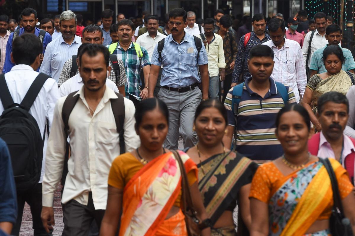 Hora punta en la estación de tren en Bombay