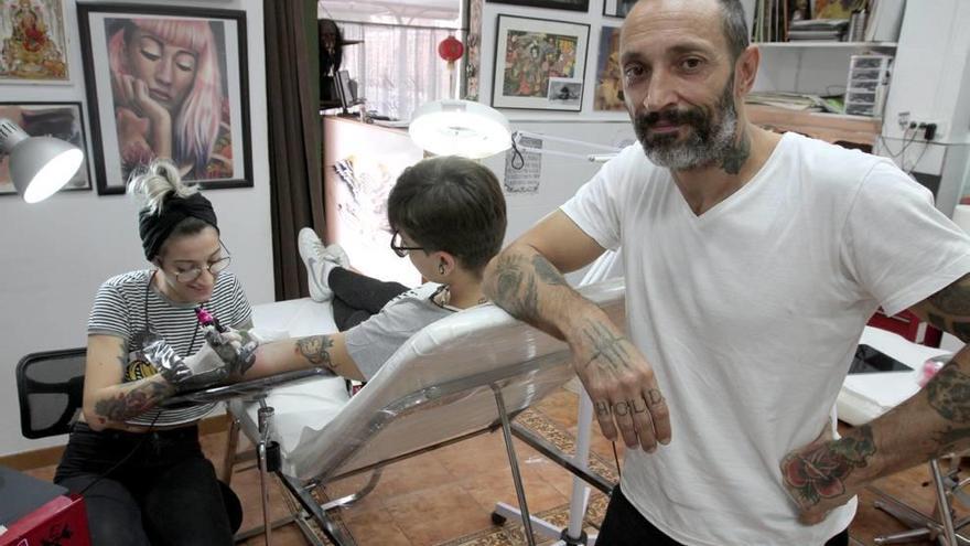 El local de Tatuajes Benito, que no suele atender a menores, en pleno trabajo.