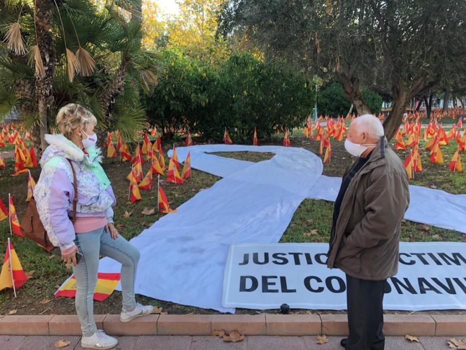 La Avenida Juan de Borbón de Murcia amanece con miles de banderas de España por las víctimas del coronavirus