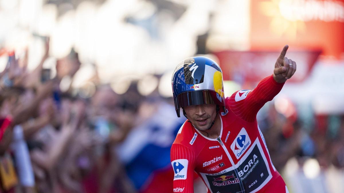 Roglic celebra con el maillot rojo de líder de la Vuelta, en 2014.