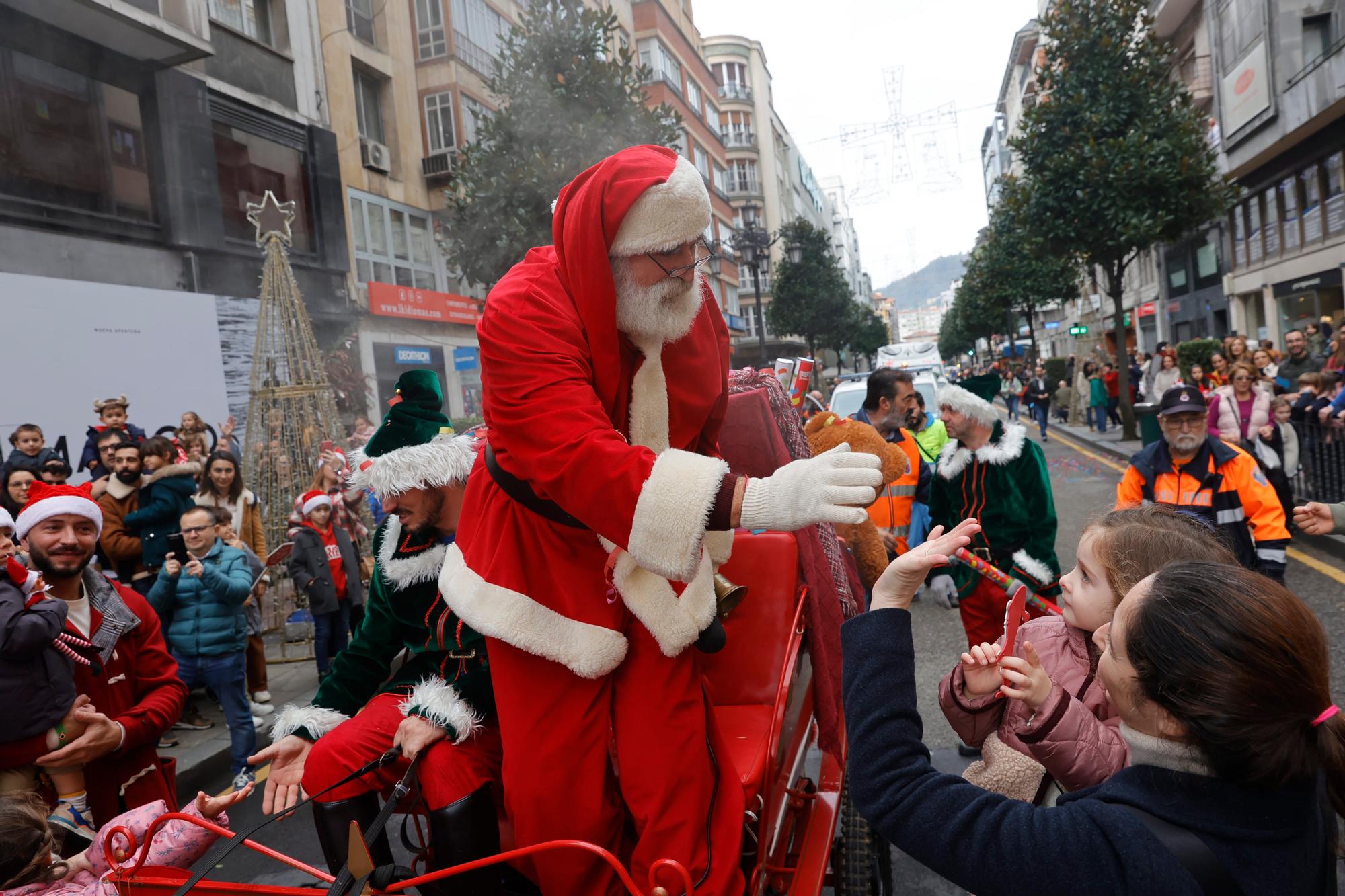 Así fue el desfile de Papá Noel en Oviedo
