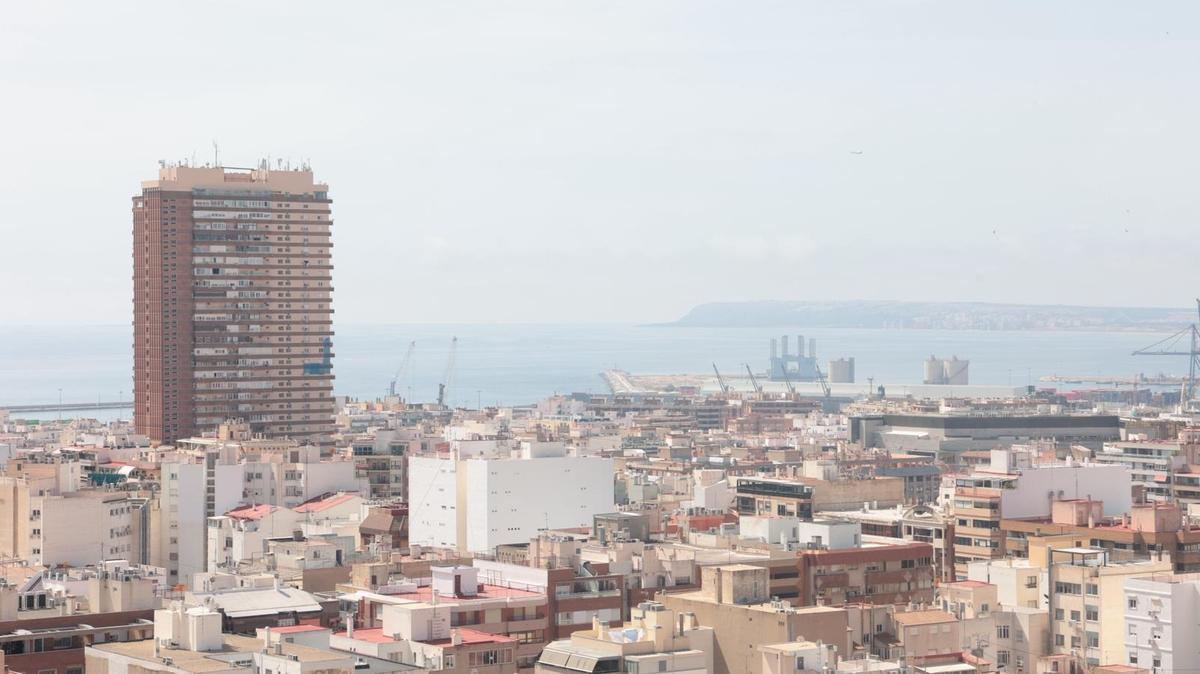 Otra vista de Alicante de este martes, con el faro de Santa Pola al fondo