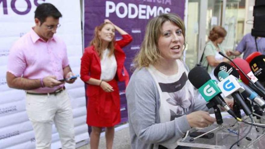 Carmen Santos, en primer plano, anuncia con su ejecutiva el resultado de la consulta.