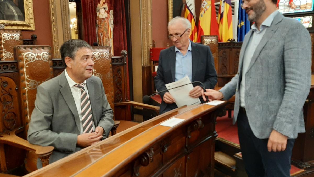 Nicolau Conti, sentado, junto a Miquel Ballester y el alcalde, José Hila.