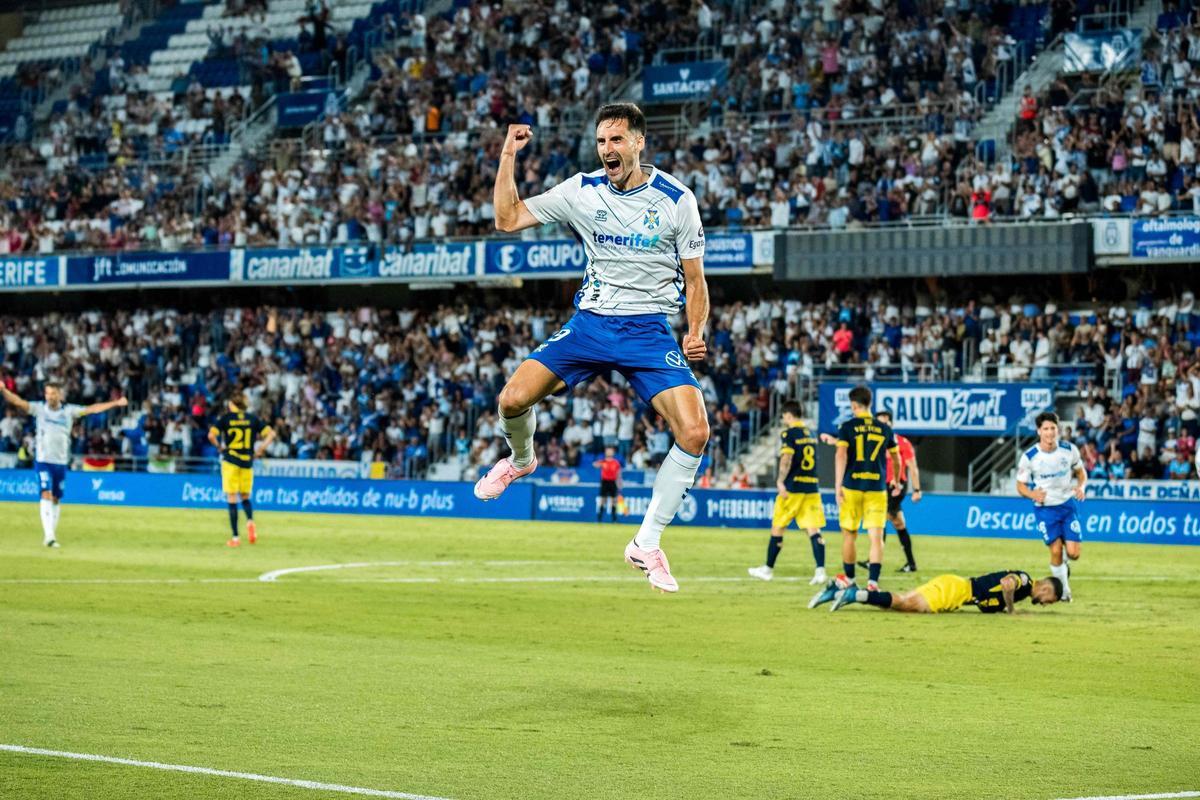 Jesús de Miguel celebra uno de sus goles con el Tenerife la temporada pasada.