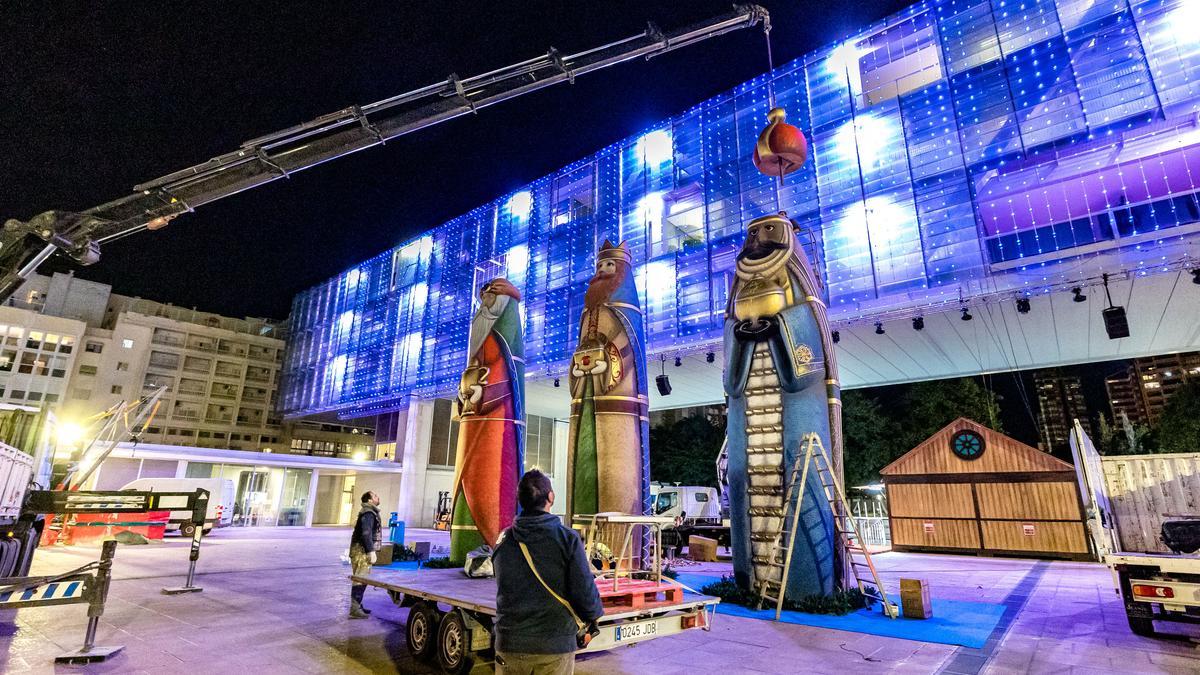Los Reyes Magos de 10 metros toman la plaza de la Navidad de Benidorm el año pasado