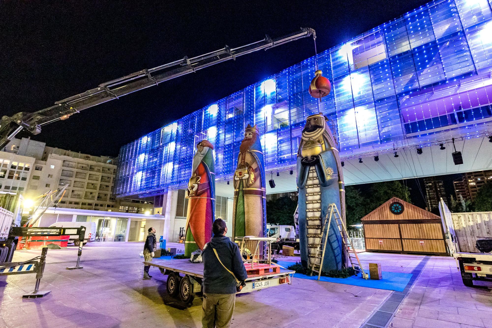 Los Reyes Magos de 10 metros toman la plaza de la Navidad de Benidorm