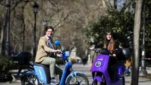 Timo Buetefisch, CEO y cofundador de Cooltra, y Lucía Chávarri, vicepresidente de New Business de Cabify.