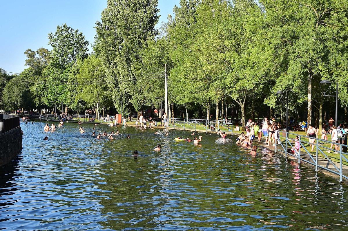 Galería | Las imágenes del parque de La Isla de Plasencia, su 'playa' de verano Galería | Las imágenes del parque de La Isla de Plasencia, su 'playa' de verano