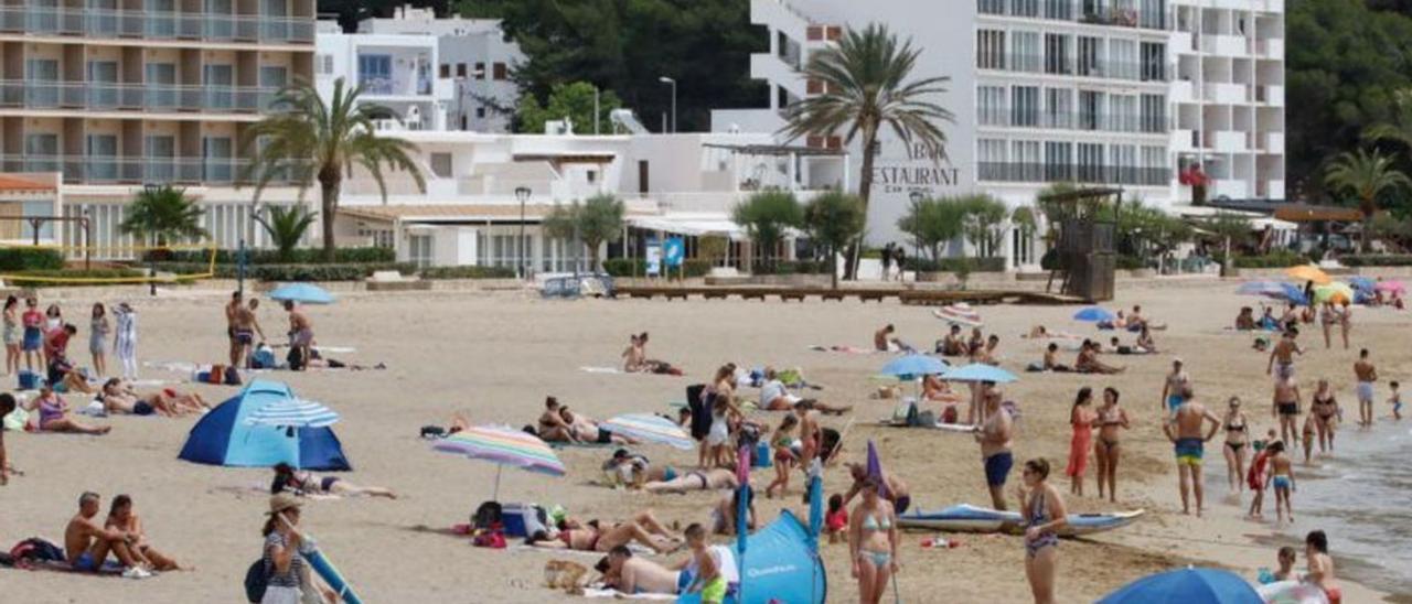 Las hamacas todavía están pendientes de adjudicar en las playas de Sant Joan.